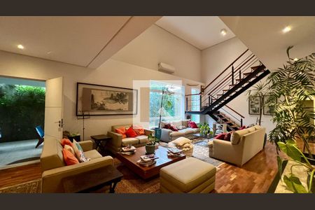 Sala de estar de casa à venda com 4 quartos, 430m² em Alto de Pinheiros, São Paulo