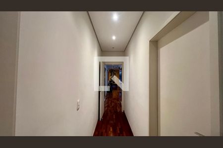 Casa à venda com 430m², 4 quartos e 5 vagas Casa à venda com 430m², 4 quartos e 5 vagasCorredor