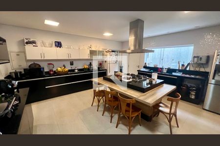 Casa à venda com 430m², 4 quartos e 5 vagas Casa à venda com 430m², 4 quartos e 5 vagasCozinha