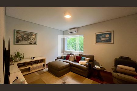 Casa à venda com 430m², 4 quartos e 5 vagas Casa à venda com 430m², 4 quartos e 5 vagasSala de TV