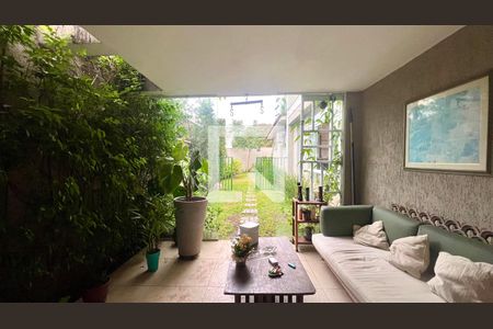 Casa à venda com 430m², 4 quartos e 5 vagas Casa à venda com 430m², 4 quartos e 5 vagasÁrea comum