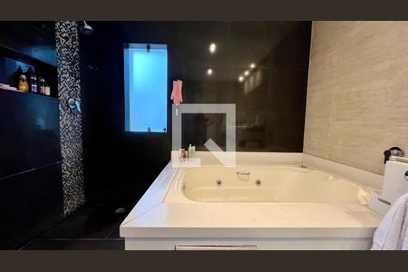 Casa à venda com 430m², 4 quartos e 5 vagas Casa à venda com 430m², 4 quartos e 5 vagasBanheiro da Suíte 3