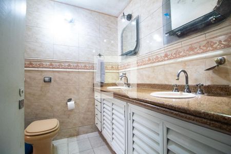 Apartamento à venda com 210m², 4 quartos e 1 vaga Apartamento à venda com 210m², 4 quartos e 1 vagaBanheiro social