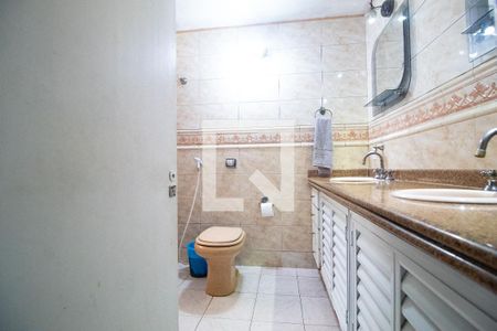 Apartamento à venda com 210m², 4 quartos e 1 vaga Apartamento à venda com 210m², 4 quartos e 1 vagaBanheiro social