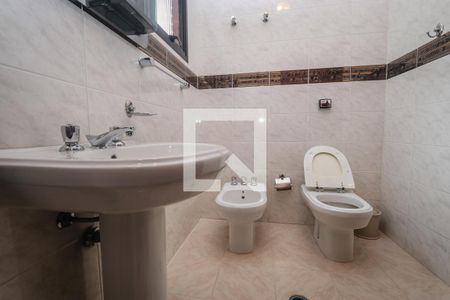 Casa à venda com 440m², 3 quartos e 8 vagasBanheiro da Suite 2