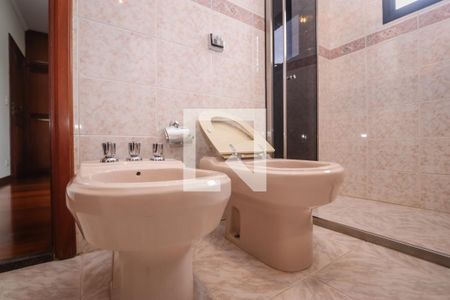 Casa à venda com 440m², 3 quartos e 8 vagasBanheiro da Suite 4