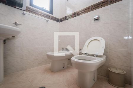 Casa à venda com 440m², 3 quartos e 8 vagasBanheiro da Suite 2
