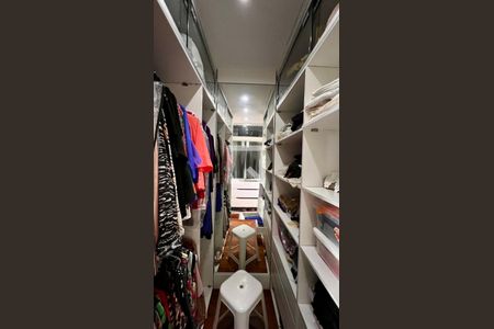 Apartamento à venda com 300m², 4 quartos e 4 vagas Apartamento à venda com 300m², 4 quartos e 4 vagasCloset