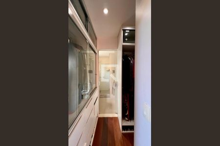 Apartamento à venda com 300m², 4 quartos e 4 vagas Apartamento à venda com 300m², 4 quartos e 4 vagasCloset