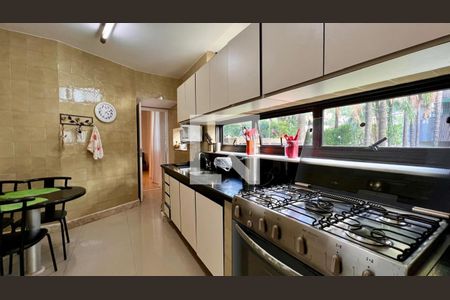 Apartamento à venda com 300m², 4 quartos e 4 vagas Apartamento à venda com 300m², 4 quartos e 4 vagasCozinha