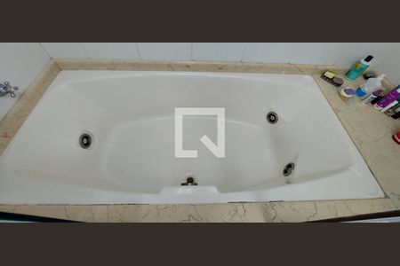 Apartamento à venda com 272m², 4 quartos e 4 vagasBanheiro Quarto 1 suíte