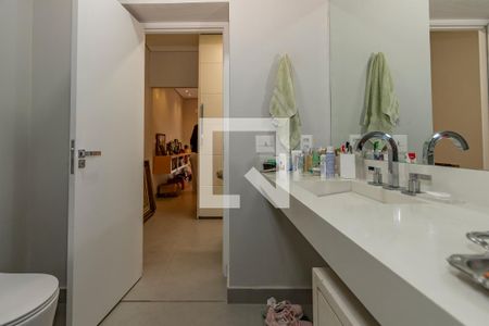 Casa à venda com 416m², 4 quartos e 4 vagasBanheiro da Suíte 1
