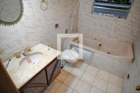 Casa para alugar com 110m², 3 quartos e 2 vagasBanheiro da Suite