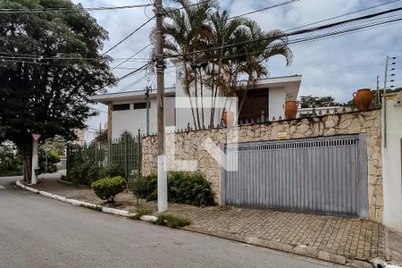 Casa para alugar com 290m², 4 quartos e 6 vagasFachada