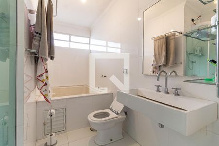 Casa para alugar com 290m², 4 quartos e 6 vagasBanheiro da Suíte 1