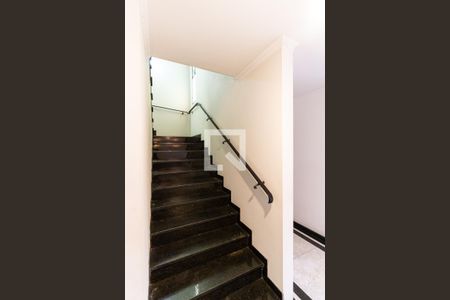 Casa para alugar com 290m², 4 quartos e 6 vagasEscada