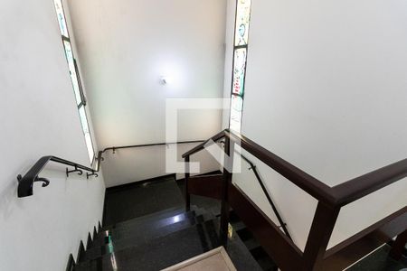 Casa para alugar com 290m², 4 quartos e 6 vagasEscada