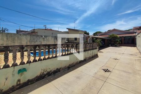 Casa à venda com 200m², 2 quartos e 9 vagas Casa à venda com 200m², 2 quartos e 9 vagasQuintal - Garagem