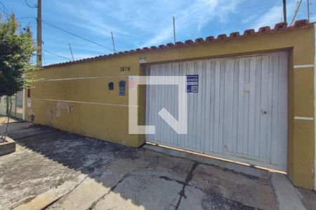 Casa à venda com 200m², 2 quartos e 9 vagas Casa à venda com 200m², 2 quartos e 9 vagasFachada