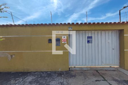 Casa à venda com 200m², 2 quartos e 9 vagas Casa à venda com 200m², 2 quartos e 9 vagasFachada