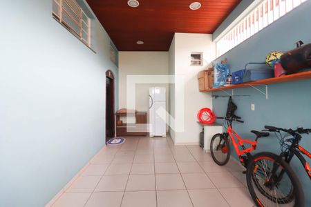 Casa à venda com 383m², 4 quartos e 4 vagasGaragem