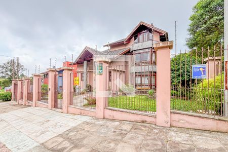 Casa à venda com 350m², 3 quartos e 2 vagas Casa à venda com 350m², 3 quartos e 2 vagasFachada