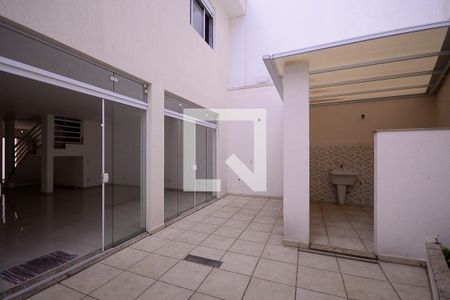 Quintal/Área de Serviço de casa à venda com 3 quartos, 240m² em Vila Gumercindo, São Paulo