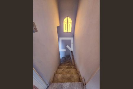 Apartamento para alugar com 83m², 2 quartos e 1 vagaEscada de acesso ao imóvel