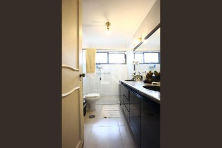 Apartamento à venda com 196m², 3 quartos e 3 vagas Apartamento à venda com 196m², 3 quartos e 3 vagasBanheiro da Suíte 2