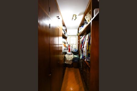 Apartamento à venda com 196m², 3 quartos e 3 vagas Apartamento à venda com 196m², 3 quartos e 3 vagasCloset da suíte 2