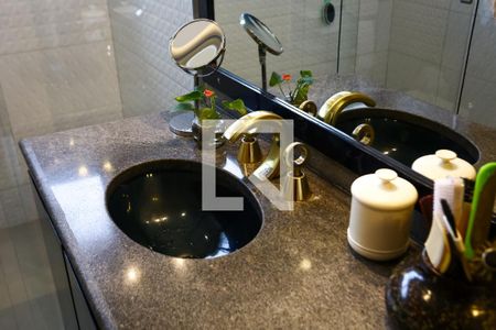 Apartamento à venda com 196m², 3 quartos e 3 vagas Apartamento à venda com 196m², 3 quartos e 3 vagasBanheiro da Suíte 2