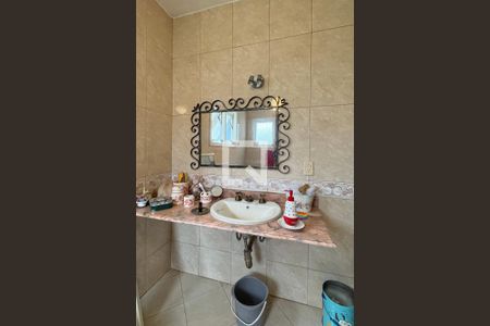 Casa de condomínio à venda com 450m², 4 quartos e 6 vagasBanheiro da Suíte 2