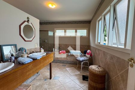 Casa de condomínio à venda com 450m², 4 quartos e 6 vagasBanheiro da Suíte 1