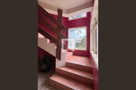 Casa de condomínio à venda com 450m², 4 quartos e 6 vagasEscada