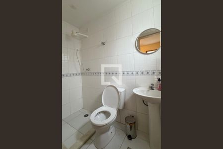 Casa de condomínio à venda com 450m², 4 quartos e 6 vagasBanheiro de serviço