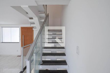 Escada de casa à venda com 3 quartos, 125m² em Copacabana, Belo Horizonte