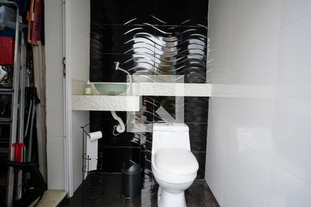 Casa de condomínio à venda com 420m², 3 quartos e 4 vagasBanheiro da piscina