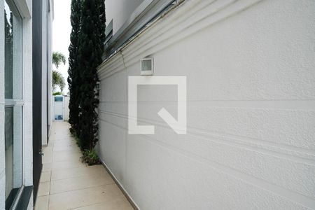 Casa de condomínio à venda com 420m², 3 quartos e 4 vagasCorredor lateral 2