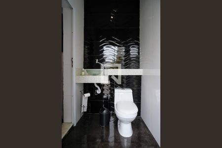 Casa de condomínio à venda com 420m², 3 quartos e 4 vagasBanheiro da piscina