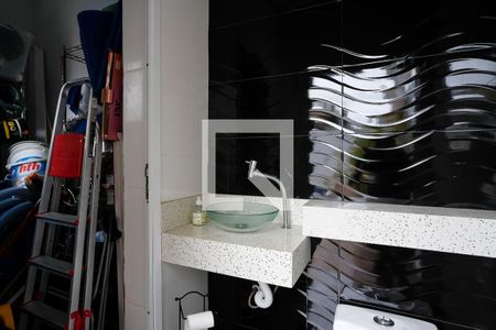 Casa de condomínio à venda com 420m², 3 quartos e 4 vagasBanheiro da piscina