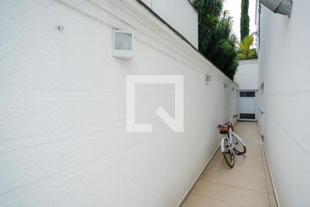 Casa de condomínio à venda com 420m², 3 quartos e 4 vagasCorredor lateral 1