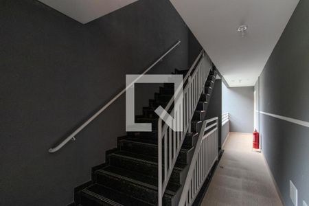 Apartamento para alugar com 48m², 2 quartos e sem vaga Apartamento para alugar com 48m², 2 quartos e sem vagaEscada