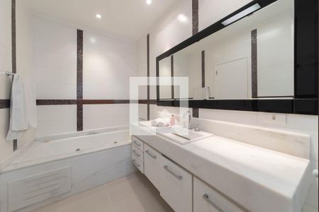 Casa à venda com 300m², 5 quartos e 4 vagasBanheiro da Suíte 1