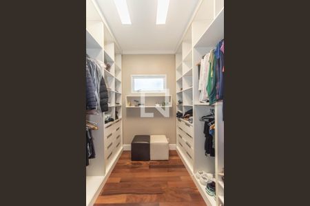 Casa à venda com 300m², 5 quartos e 4 vagasSuíte 1 - Closet