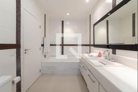 Casa à venda com 300m², 5 quartos e 4 vagasBanheiro da Suíte 1