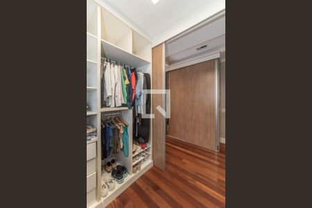 Casa à venda com 300m², 5 quartos e 4 vagasSuíte 1 - Closet