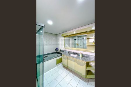 Apartamento à venda com 227m², 3 quartos e 3 vagasBanheiro da Suíte 4