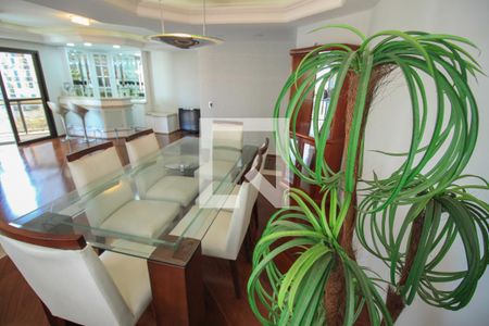 Apartamento à venda com 226m², 4 quartos e 3 vagas Apartamento à venda com 226m², 4 quartos e 3 vagasSala de Jantar