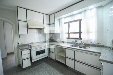 Apartamento à venda com 226m², 4 quartos e 3 vagas Apartamento à venda com 226m², 4 quartos e 3 vagasCozinha
