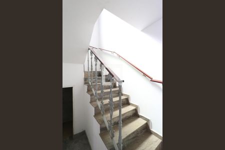 Casa para alugar com 361m², 4 quartos e 7 vagas Casa para alugar com 361m², 4 quartos e 7 vagasEscada